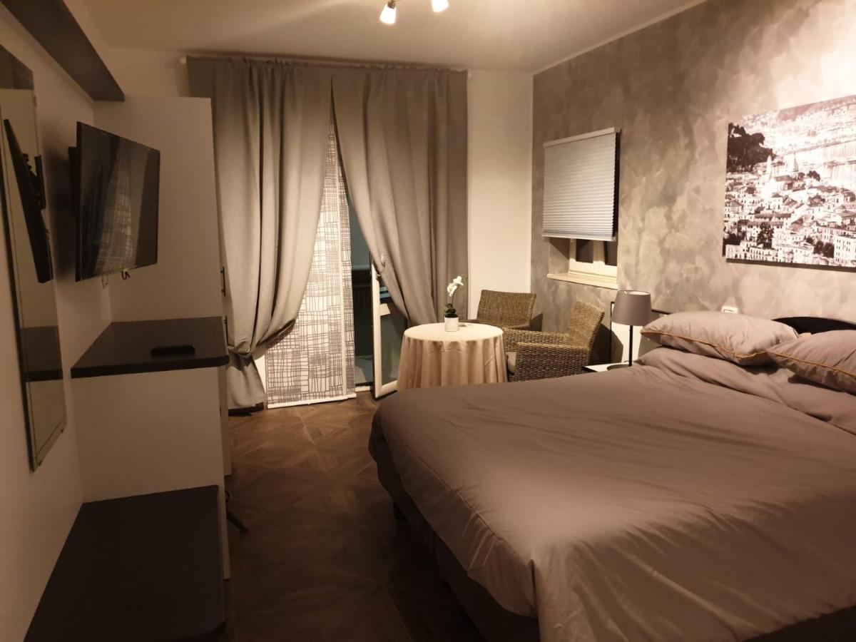 アングリ Residenza Carlucciアパートホテル エクステリア 写真